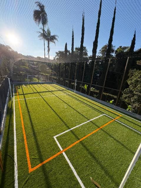 Quadra de futebol society ao ar livre
